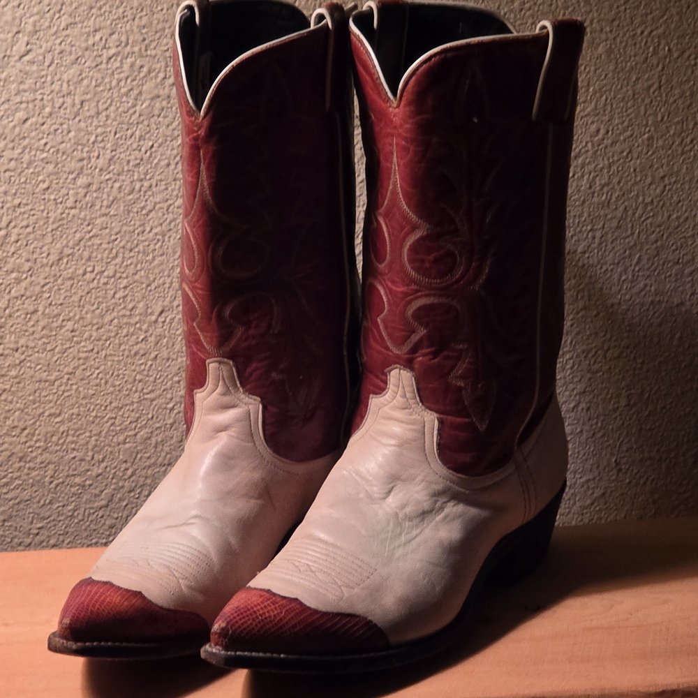 Classic Western Cowboy Boots in Reddish Brown and Cream